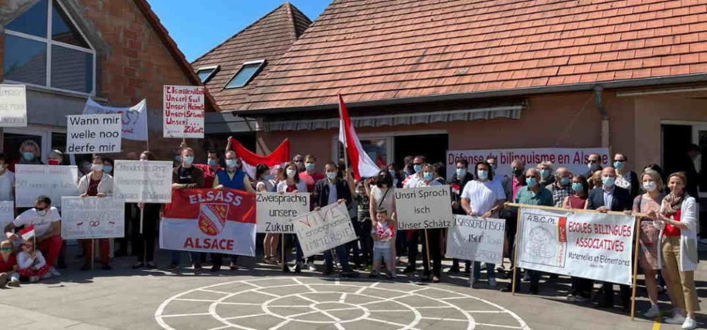Manifestation dans une école ABCM d'Alsace contre la censure du Conseil Constitutionnel de la loi Molac sur les langues régionales