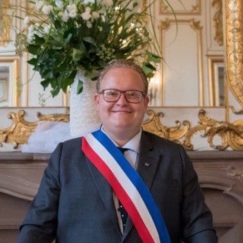 Comme « Un monarque avec sa cour » dénonce l’opposition