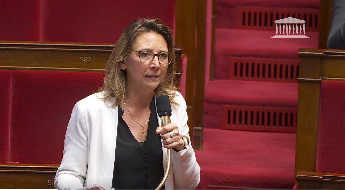 Capture d'écran: la députée de Strasbourg Sandra Regol intervient à l’Assemblée nationale pendant le débat des 7 et 8 avril 2026