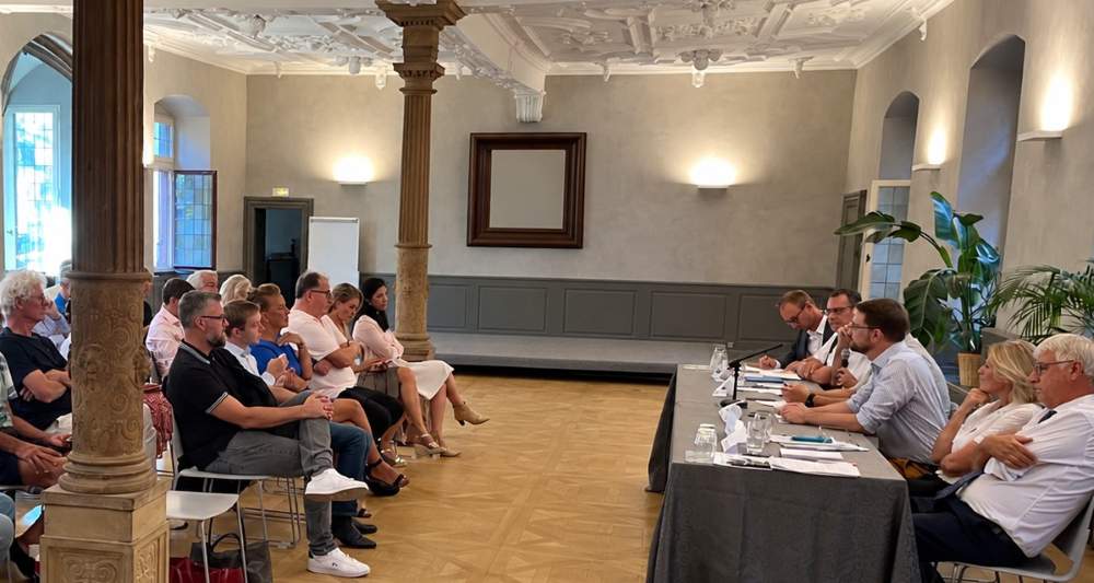  Sénatoriales 2026 Bas-Rhin: les intervenants du débat : d'avant en arrière: Jacques Fernique, Murielle Favre, Emmanuel Fernandes, Jean-François Delanoue et Théo Bernhardt.